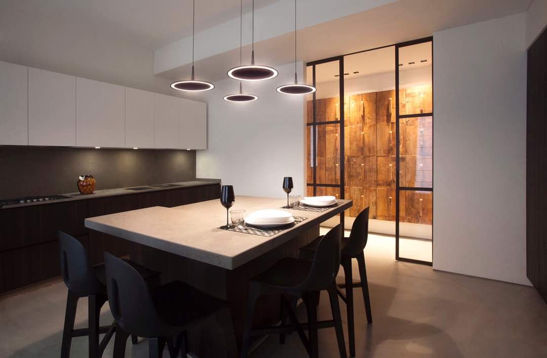 רומי תליה שחור – תמונת אווירה, סופרלייט